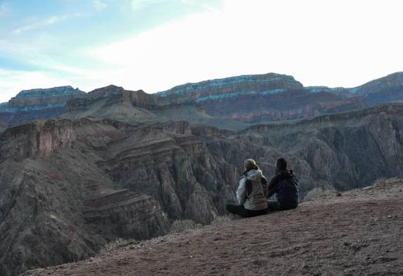 Admirando e curtindo um espetacular fim de tarde no fundo do Grand Canyon, na parte alta da Clear Creek Trail, no Arizona, nos Estados Unidos